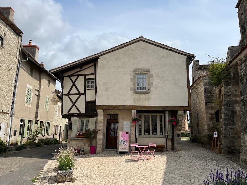 Le village de Charroux (Plus Beaux Villages de France) (2)